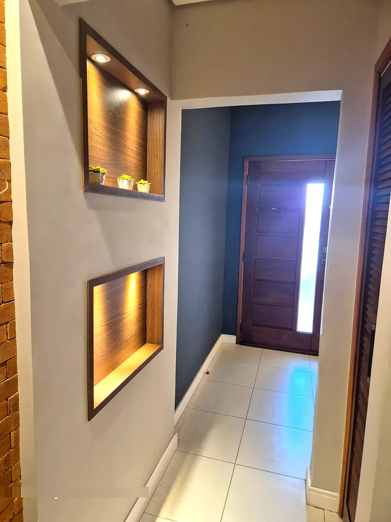 Hall de entrada do consultório com nichos iluminados